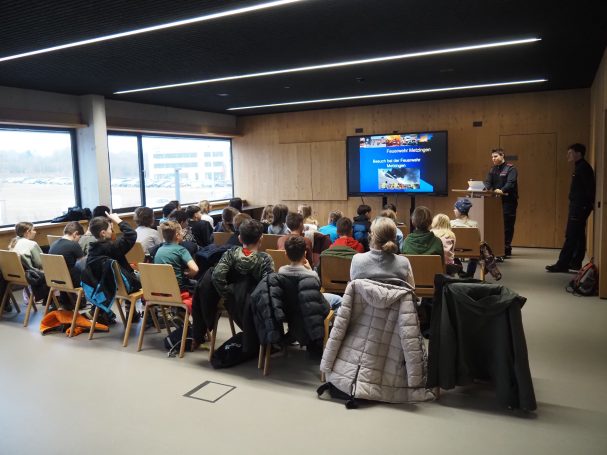 Besuch bei der Feuerwehr Ein Feuerwehrauto wird erklärt