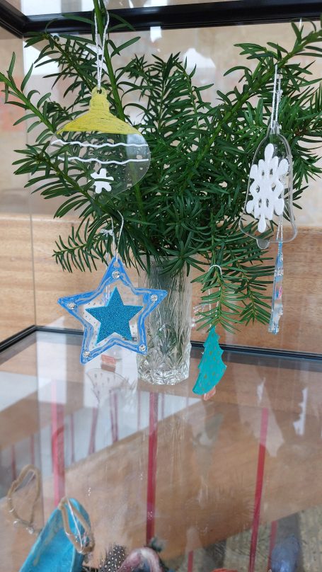 kreative Ergebnisse unserer Bastel- AG Bilderrahmen mit Knöpfen