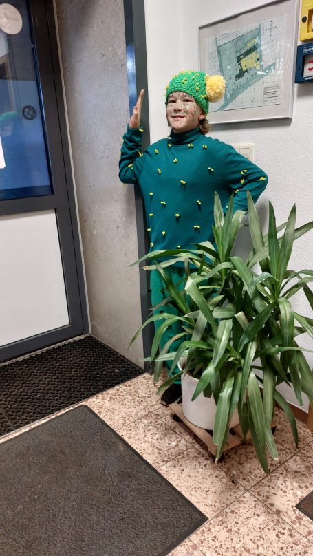 Faschingsumzug durch die Klassen