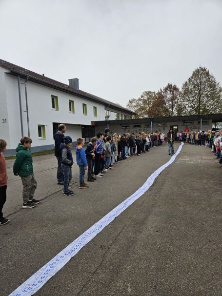 Zu Fuß zur Schule - In unserer Aktionswoche sammeln wir Stempel für jeden gelaufenen Schulweg. Auch in diesem Jahr wieder ein großer Erfolg! Auf dem Schulhof werden die gestempelten Papierbögen ausgelegt - jedes Kind hat sich beteiligt und durfte dafür stempeln.
