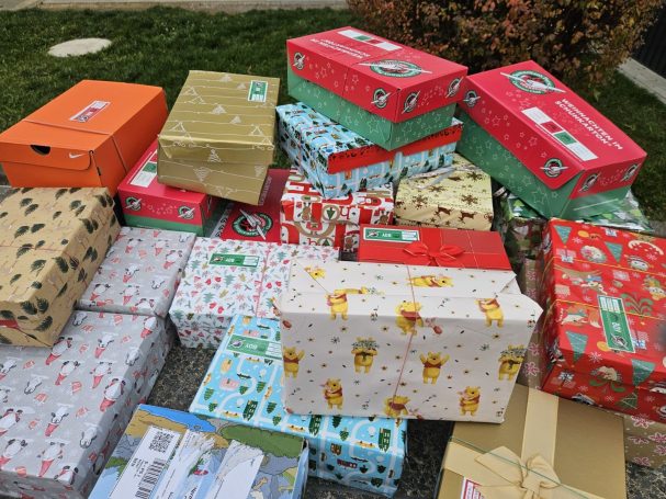 Weihnachten im Schuhkarton - wir haben gesammelt, damit andere Kinder auch ein Weihnachtsgeschenk erhalten. Ein Berg voller eingepackter Geschenke