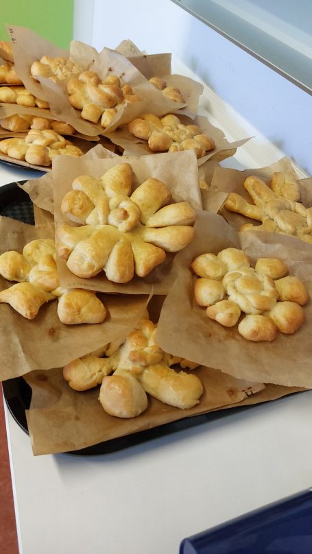 Mutscheltag - es wird gebacken und gewürfelt - so lecker! Die Kinder backen Mutscheln in der Schulküche.