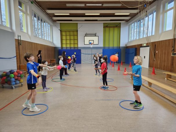 Basketballtag organisiert von der Basketball-Liga Pliezhausen Kinder beim Wurftraining in der Turnhalle